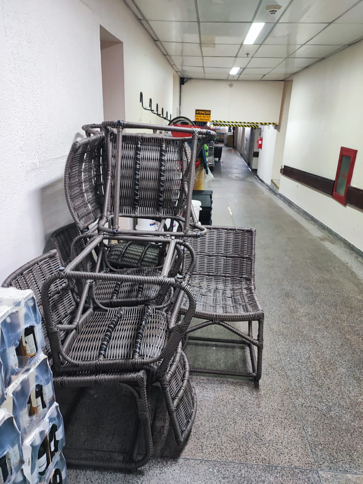 Revitalização de Cadeiras para Rede Hoteleira — antes